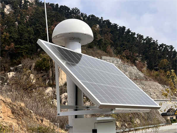 GNSS監(jiān)測設(shè)備案例實(shí)拍